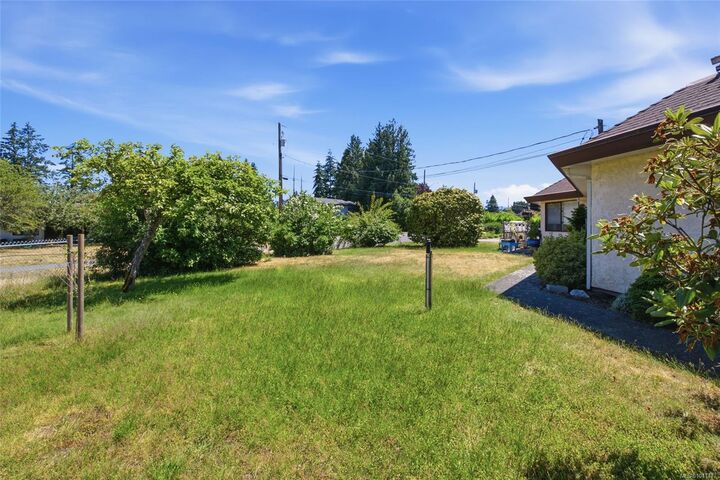 Property Photo: 215 Evergreen St #3 BC V9P 0A8