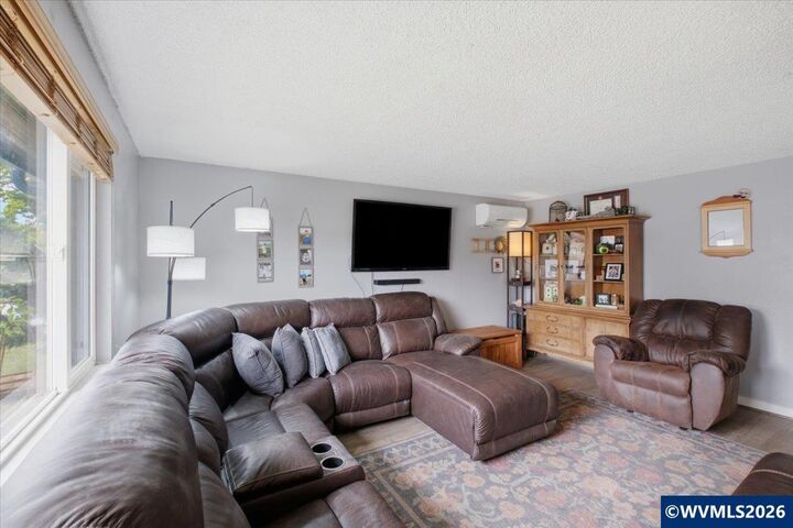Property Photo:  1023 Josephine St E  OR 97361 