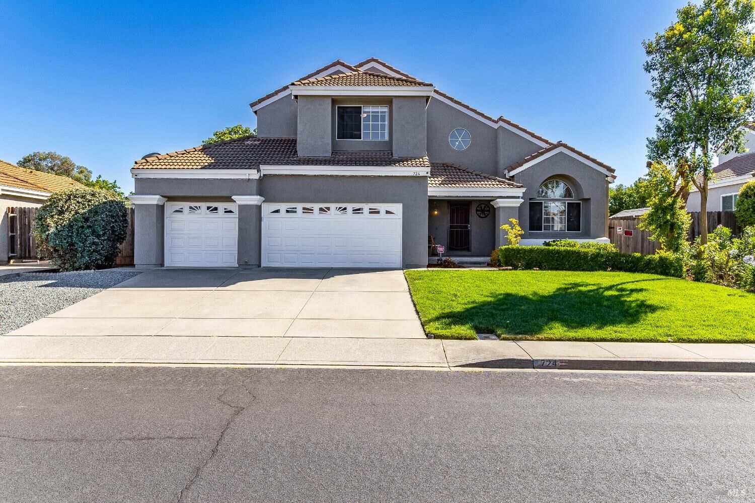 Property Photo: 724 Bundoran Way CA 95688
