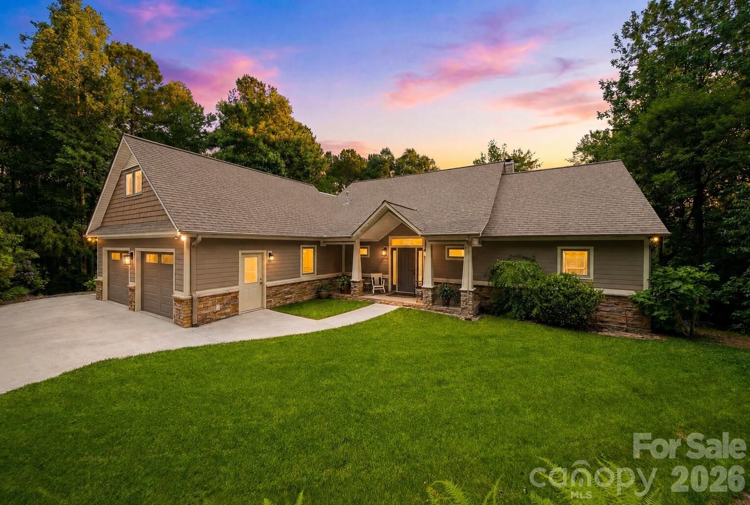 Property Photo: 104 Rivercliff Drive W NC 28612