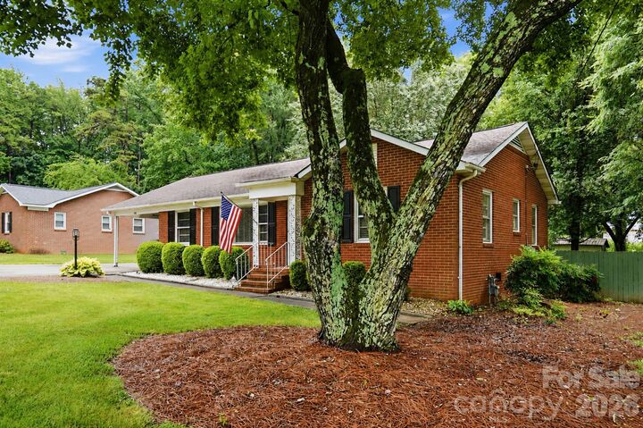 Property Photo:  7919 Linda Lake Drive  NC 28215 
