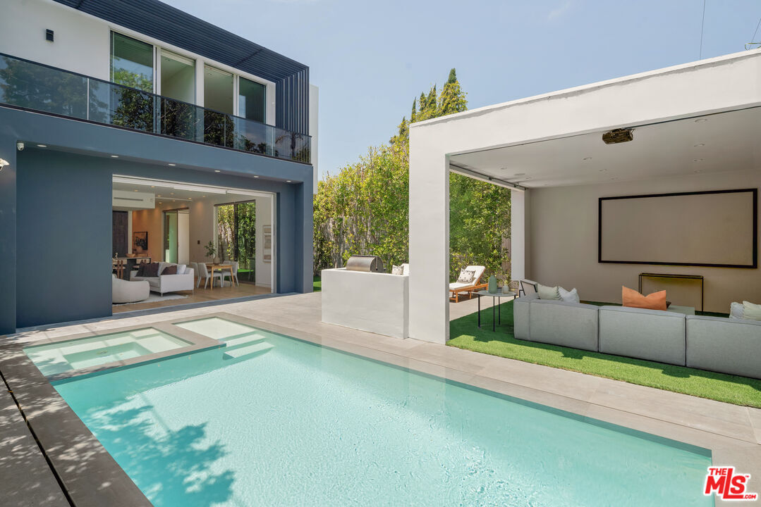 Property Photo:  436 Norwich Dr  CA 90048 