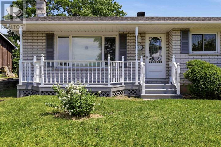 Property Photo:  183 Meadow Park Cres  ON P6A 4H1 