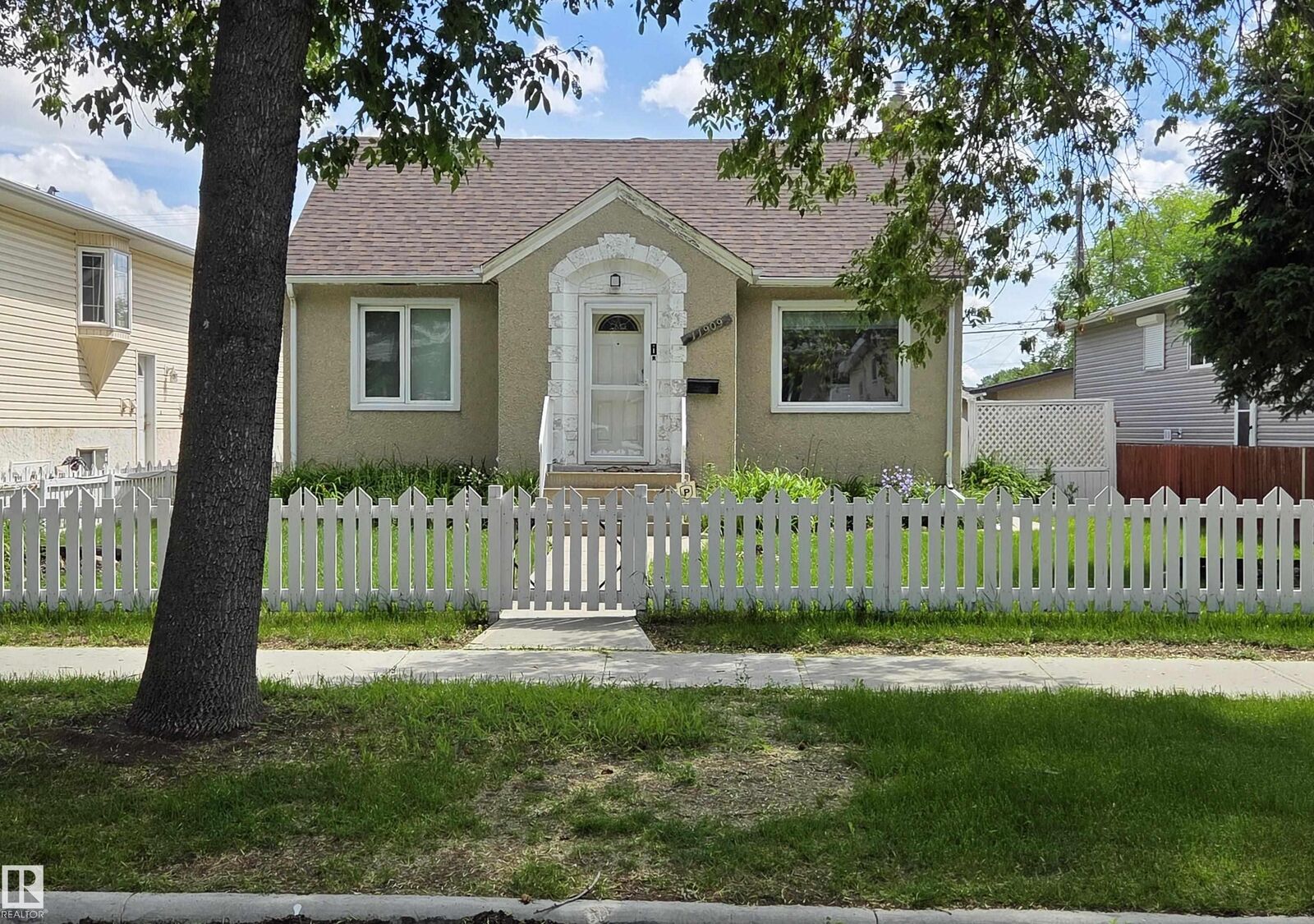 Property Photo:  11909 83 Street NW  AB T5B 4E7 