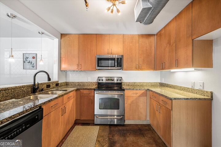 Property Photo:  600 College Street 112  GA 30354 