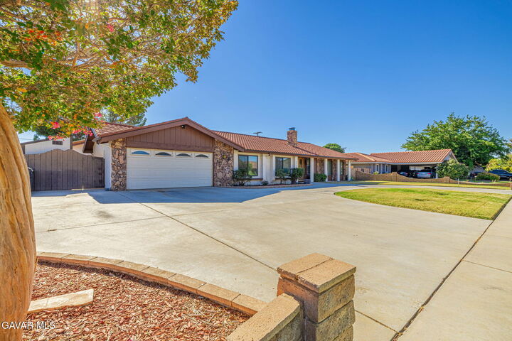 Property Photo: 44625 Loneoak Avenue CA 93534