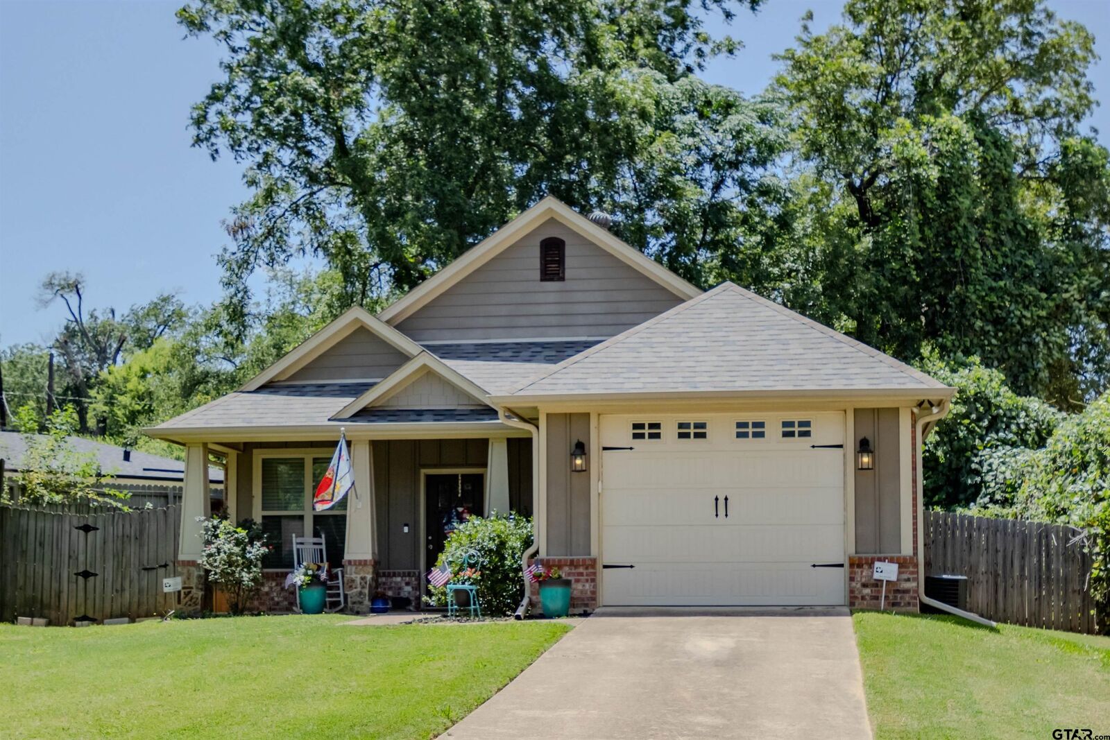 Property Photo:  1815 Knob Hill  TX 75701 