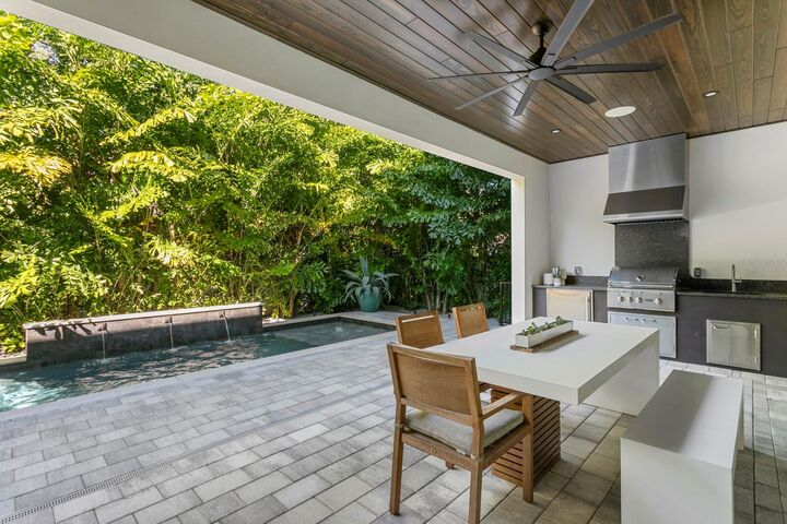 Property Photo:  3909 W Azeele Street  FL 33609 