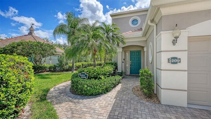 Property Photo: 5211 Parisienne Place 101B27 FL 34238