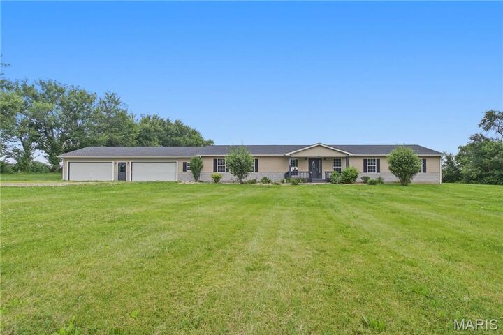 Property Photo: 3933 Cherokee Trail IL 62025