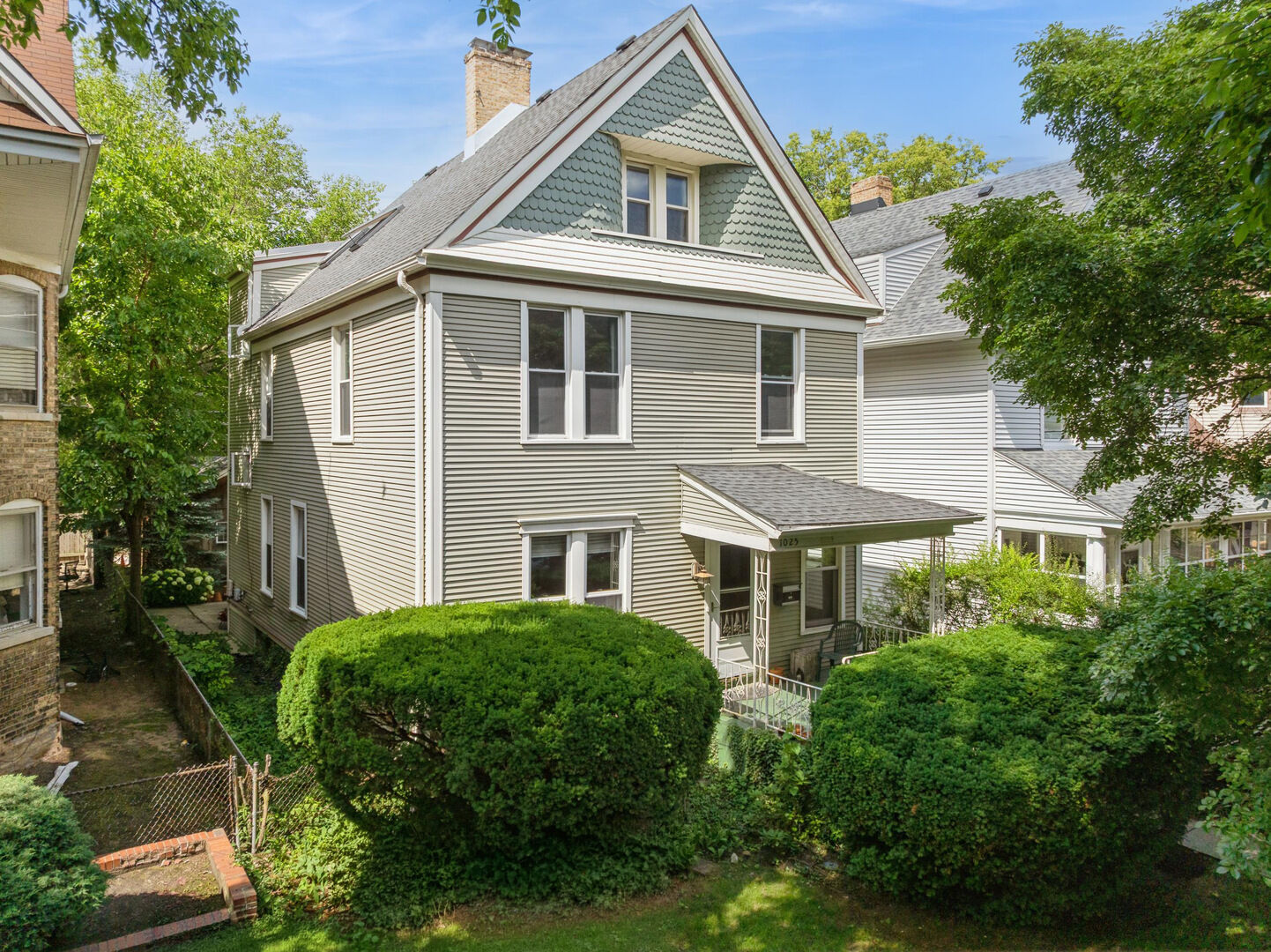 Property Photo:  1025 Garnett Place  IL 60201 