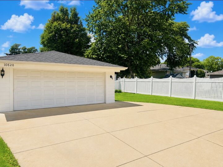 Property Photo:  10828 S Kilbourn Avenue  IL 60453 