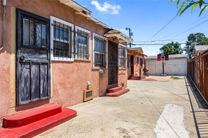 Property Photo:  924 W 76th  CA 90044 