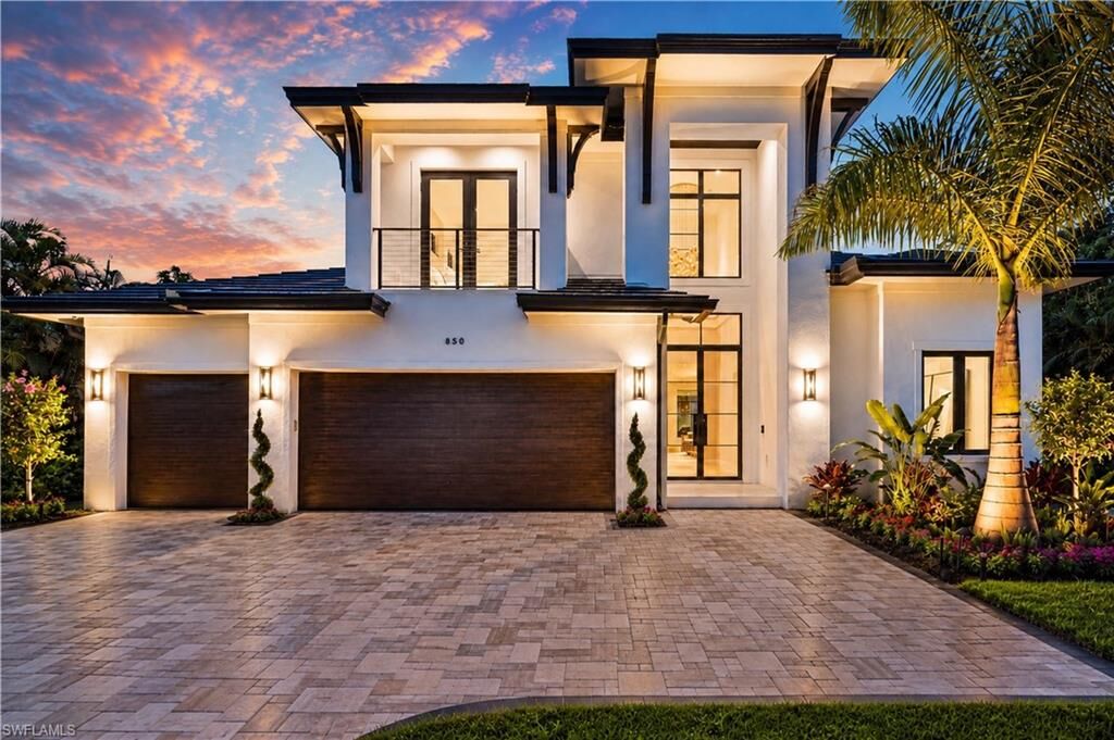 Property Photo: 850 10th St N FL 34102