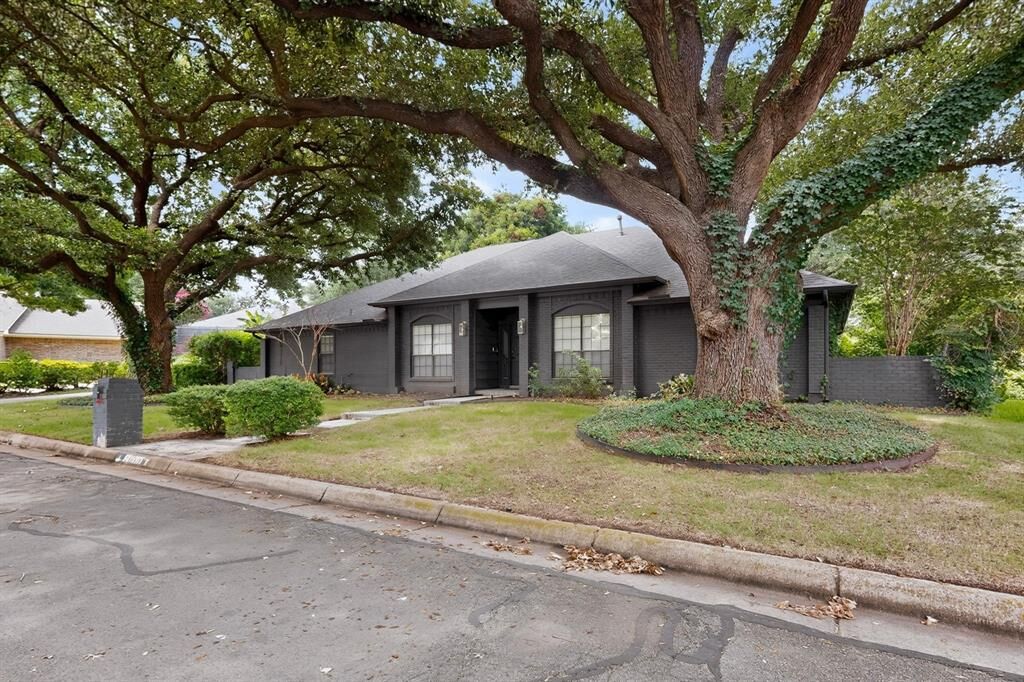 Property Photo:  3900 N Shadycreek Drive  TX 76013 