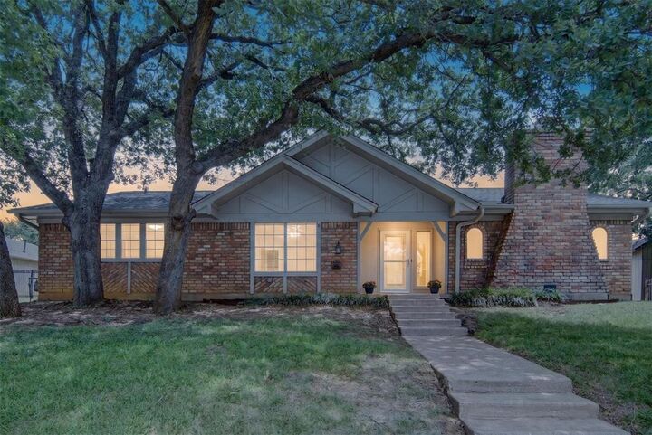 Property Photo:  2208 Cambridge Drive  TX 76054 