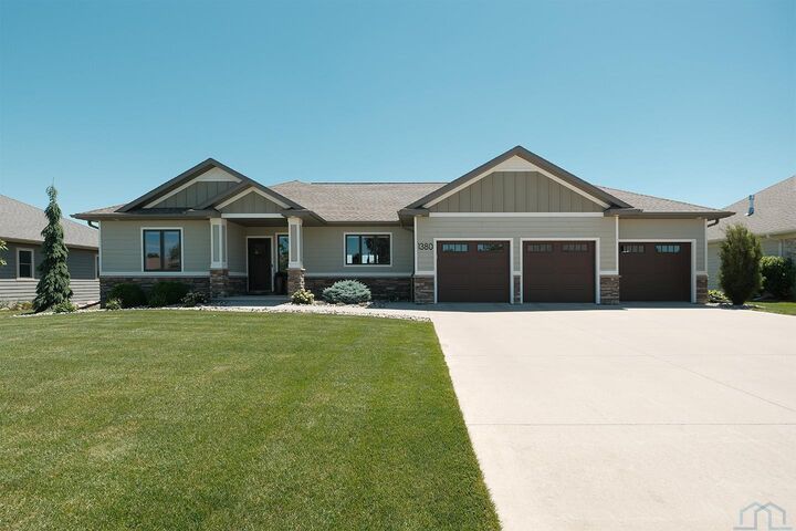Property Photo: 1380 8th Avenue SE IA 51250