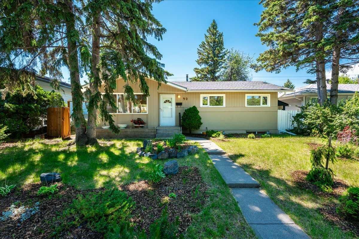 Property Photo:  90 Armstrong Crescent SE  AB T2J 0X3 