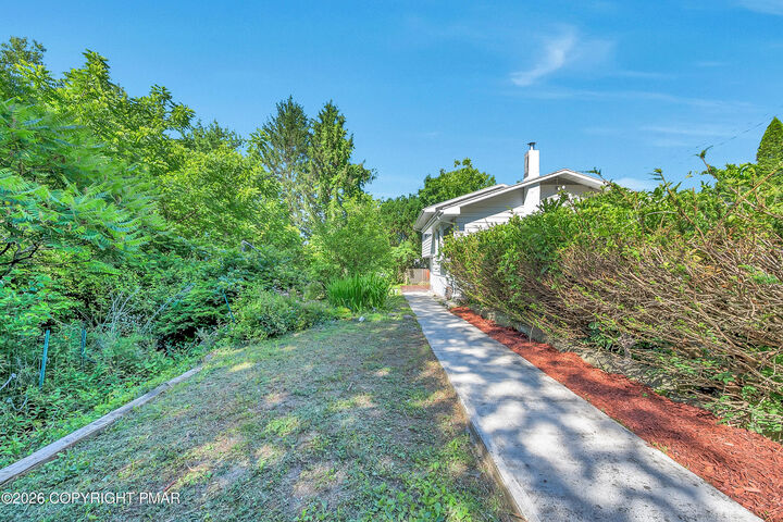 Property Photo:  1138 Hillside Avenue  PA 18353 