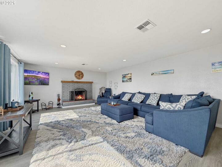 Property Photo:  16009 Hannan Ln  OR 97415 