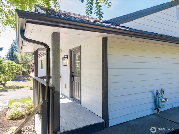 Property Photo:  607  244th Street SW  WA 98021 