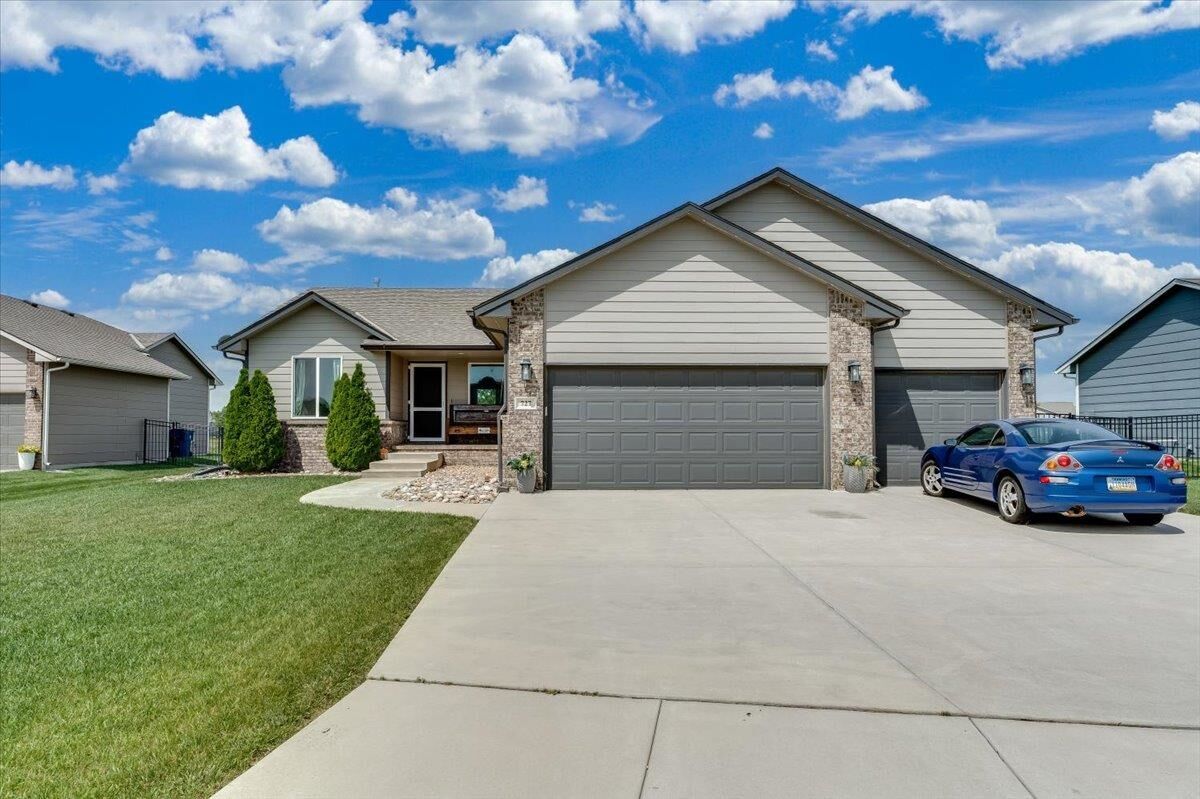 Property Photo: 727 S Lakeview St KS 67060