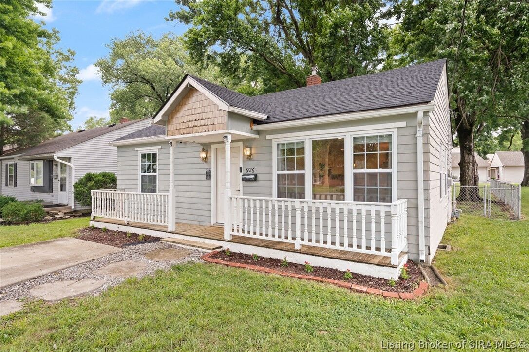 Property Photo: 926 E 8th Street IN 47130