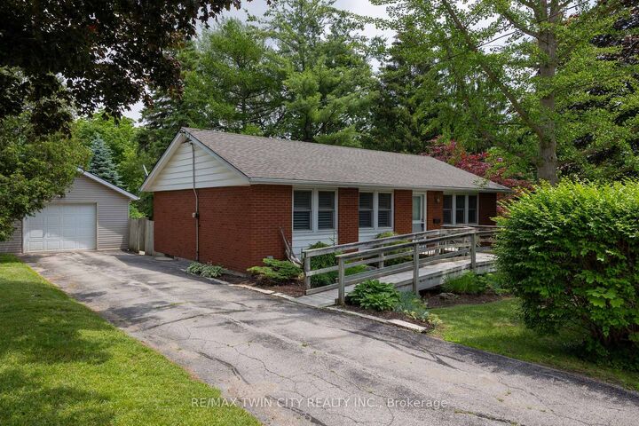 156 Mutual Street N — photo 1