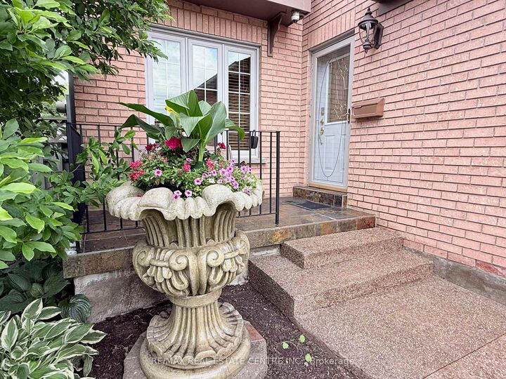 Property Photo: 7264 Seabreeze Drive ON L5N 6K7