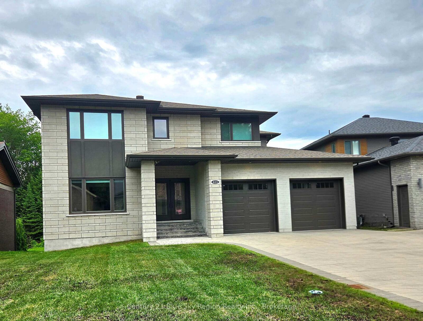 Property Photo:  421 Pearce Street  ON P1C 1M8 