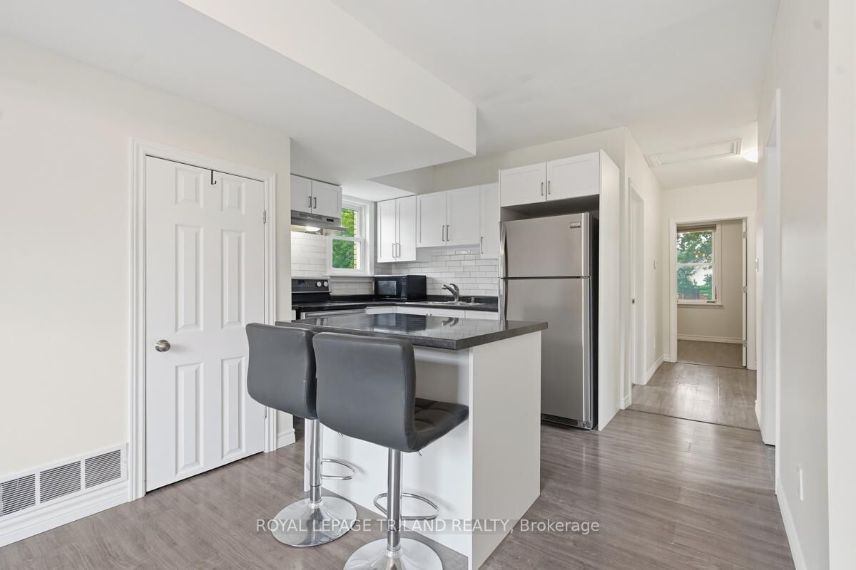 Property Photo:  876 Van Street 2  ON N5Z 1M7 