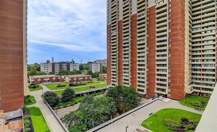 Property Photo:  3 Massey Square 906  ON M4C 5L5 