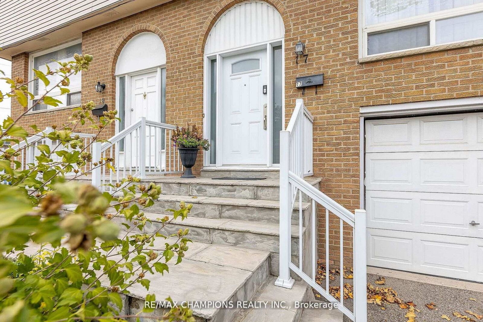 Property Photo: 3525 Brandon Gate Drive 17 ON L4T 3M3