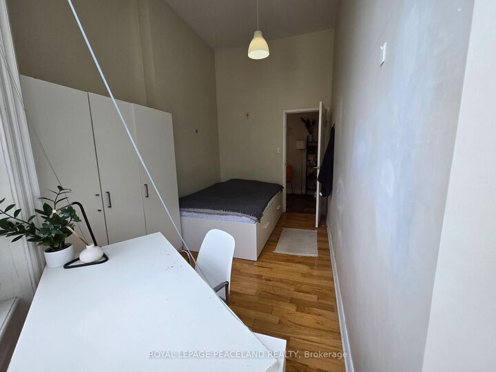 Property Photo:  34 Ross Street 1A  ON M5T 1Z9 