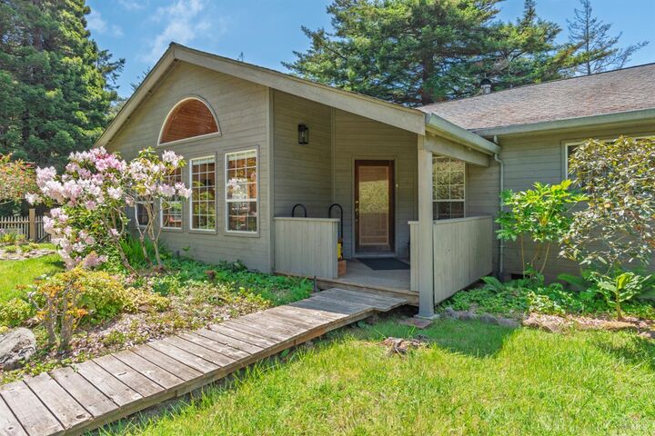 Property Photo:  
