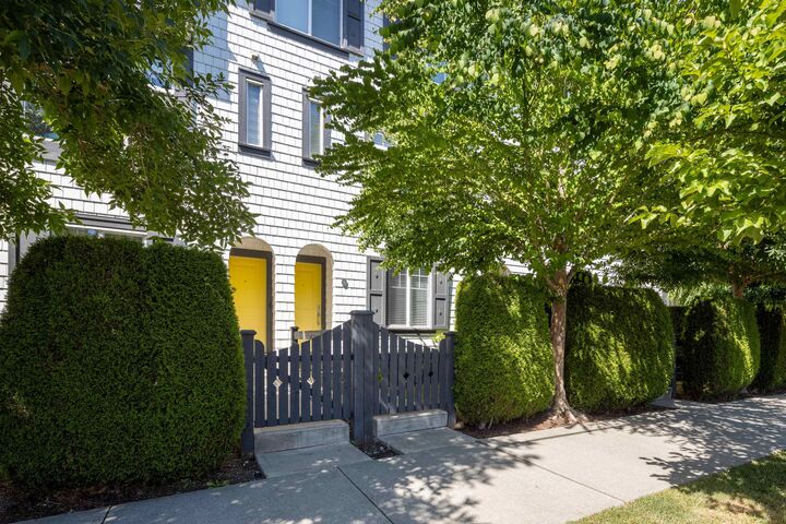 16357 15 Avenue 5 — photo 1