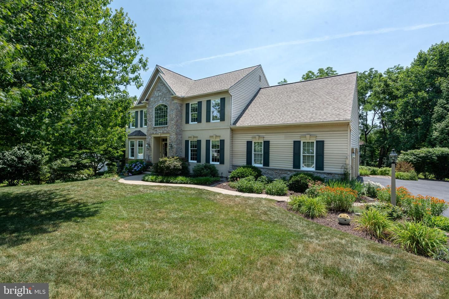 Property Photo: 1115 Persimmon Drive PA 17601