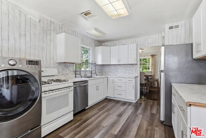 Property Photo:  11801 Rose Ave  CA 90066 