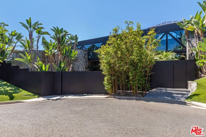 Property Photo:  630 Clinton Pl  CA 90210 
