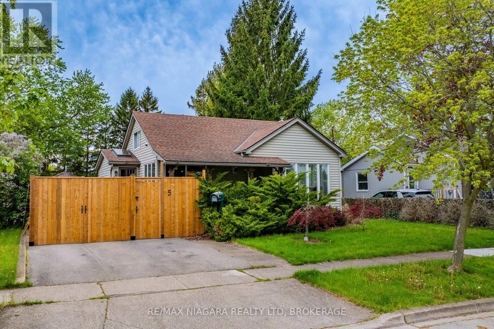 Property Photo: 5 Verne Avenue ON L3C 6P8