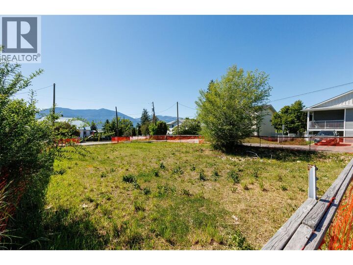 Property Photo:  520 8th Avenue South  BC V0B 1G3 