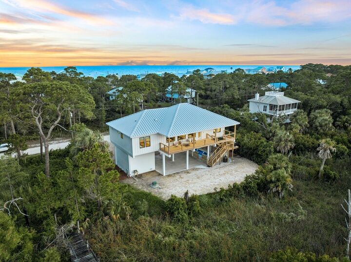 Property Photo: 1033 E Pine Ave FL 32328