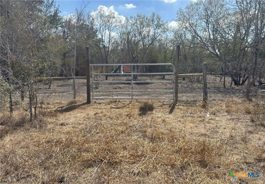 Property Photo:  412 Kerr Avenue  TX 78161 