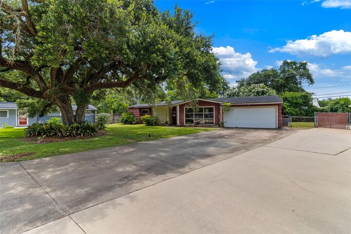 Property Photo: 206 Jonquil TX 77566