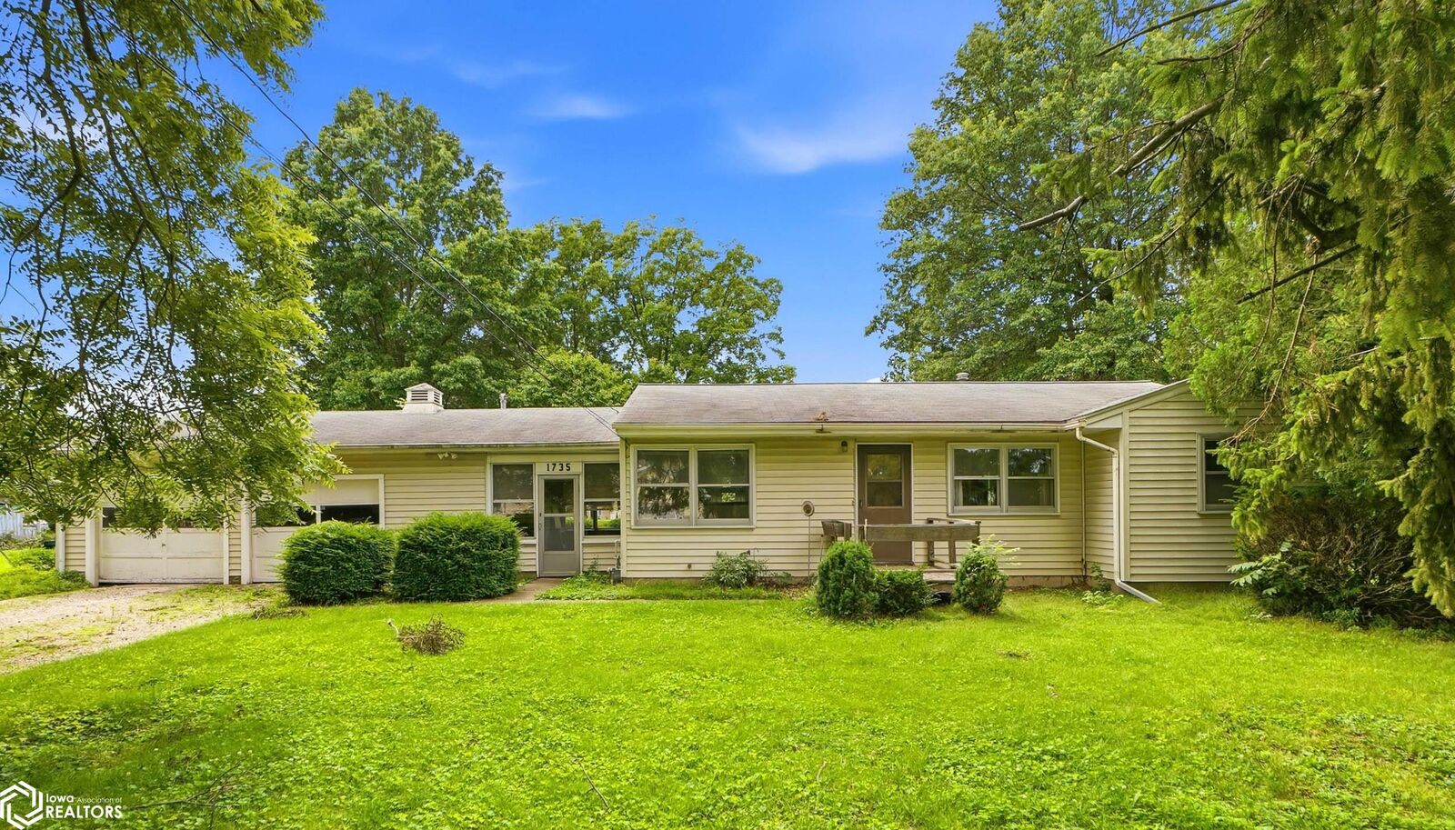 Property Photo: 1735 Weimer Street IA 52601