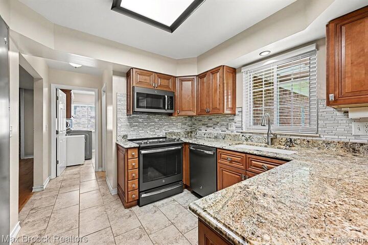 Property Photo:  18733 Yorkshire Drive  MI 48152 3344 