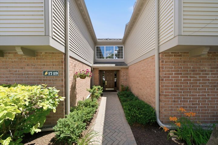Property Photo: 1749 Eastwood Court 6 IL 60195