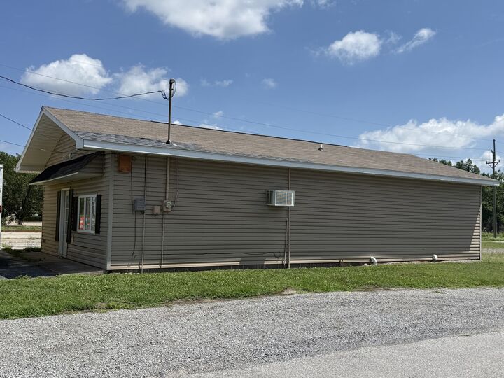 Property Photo: 305 N Carbon Street IL 62959