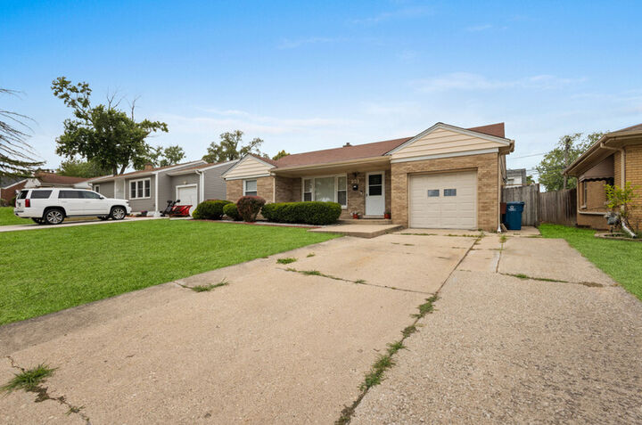Property Photo:  251 W 10th Street  IL 60411 