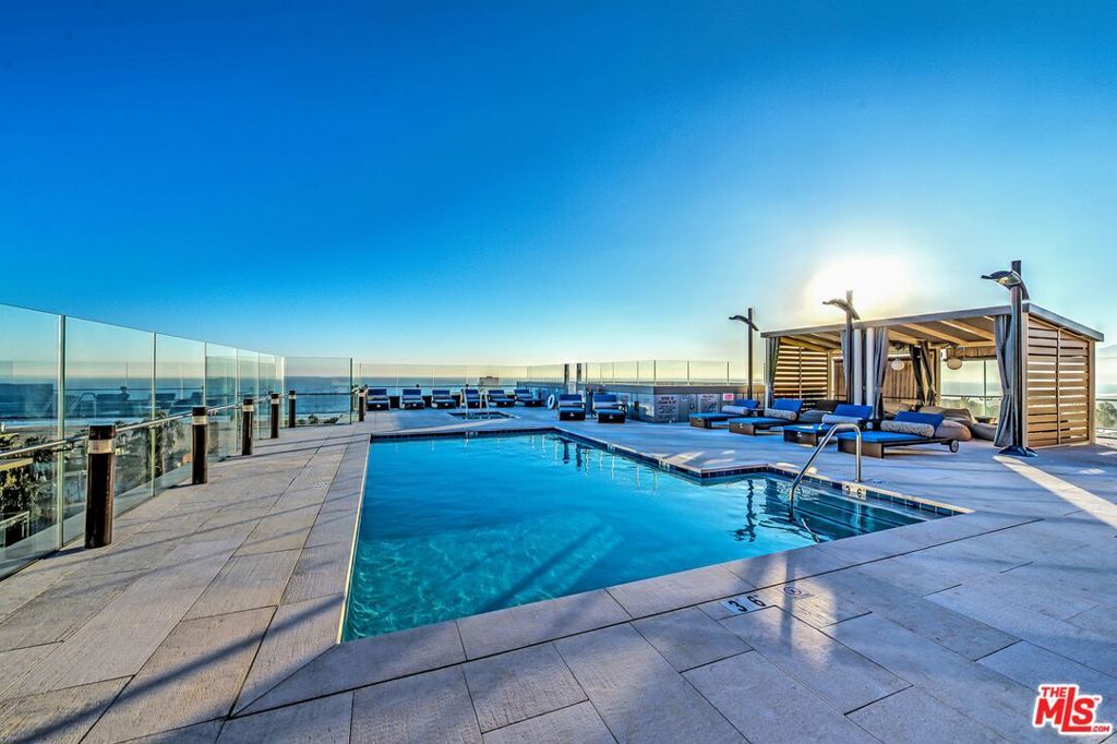 Property Photo: 1755 Ocean Avenue Apt 707 CA 90401